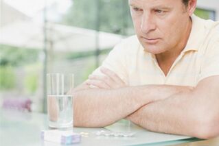 ένας άνδρας παίρνει χάπια για να αυξήσει την ισχύ μετά τα 50